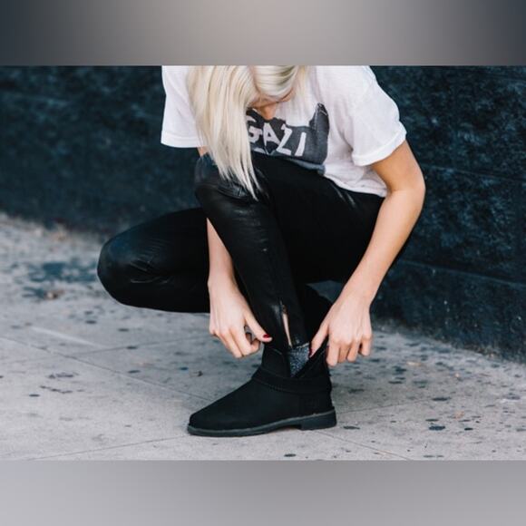 UGG Women's Mckay Winter Boot black short sheepskin almost new size 10.5 - Picture 4 of 11